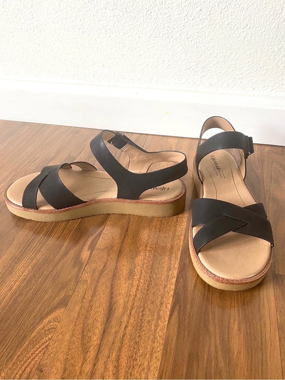 NWOT lifestride Black Crisscross Ankle-Strap Platform Sandals (size 7)
